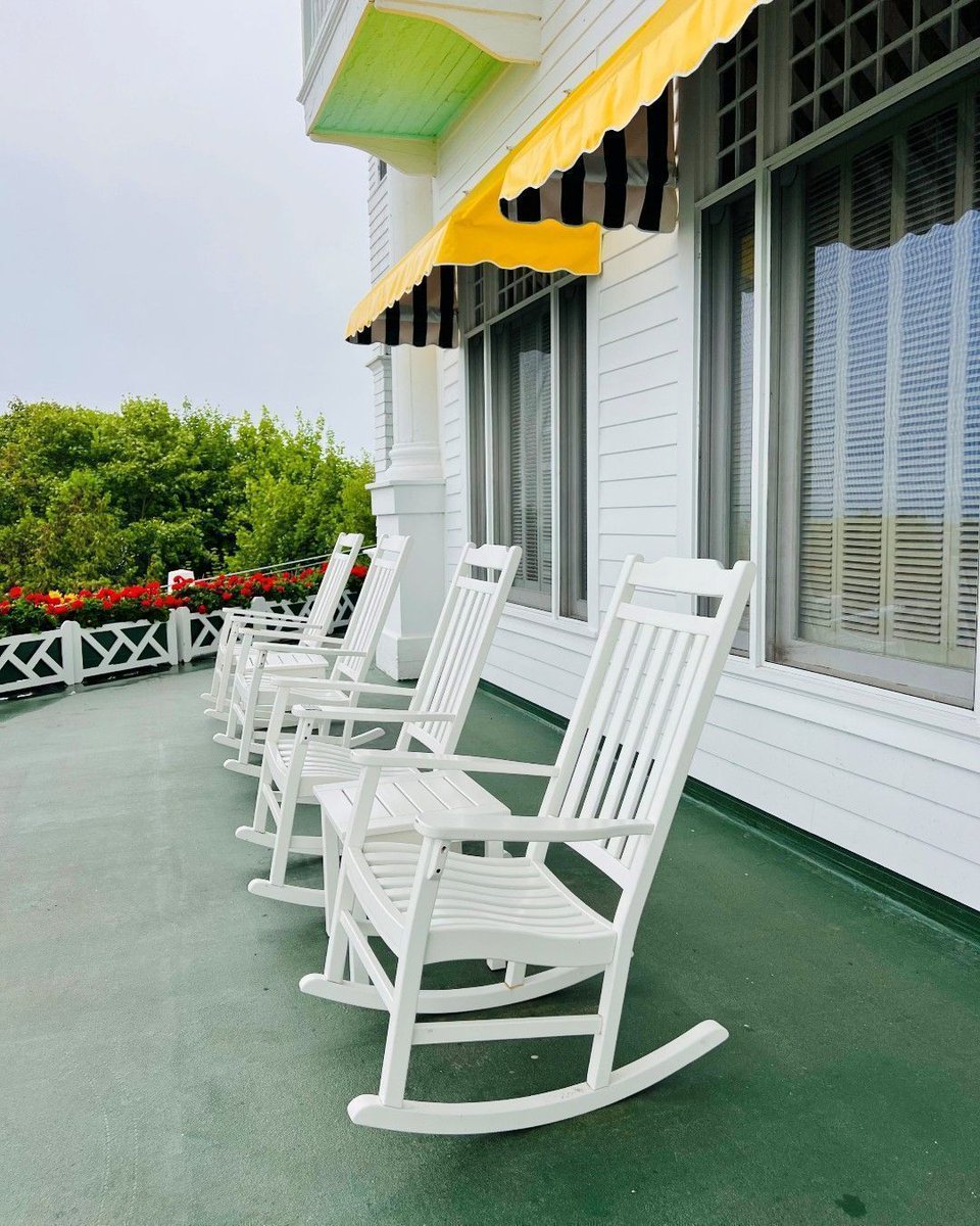 fronterafurn's tweet photo. The world's finest resorts choose the World’s Finest Rockers, of course.
🏌️
Greetings from “America’s Front Porch” at the Grand Hotel Mackinac Island - one of the world's most beautiful places💛
 
👉https://t.co/bFxcSGPrZN https://t.co/ukUDirwYjA