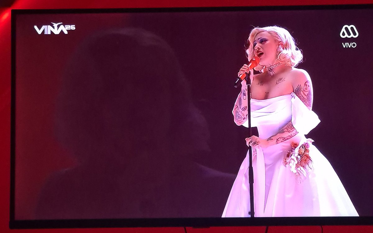 Mythomaniask's tweet photo. no puede ser tan hermosa y talentosa esta mujer, te amo mon laferte, te amo montserrat bustamante 😭 https://t.co/jrZRQP4o0k