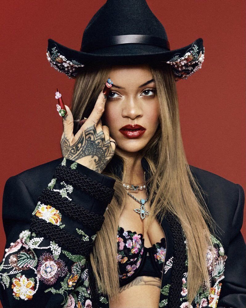 sboficial's tweet photo. ISSO NÃO É UM TESTE! Rihanna está em estúdio. https://t.co/I8TctzyyDz