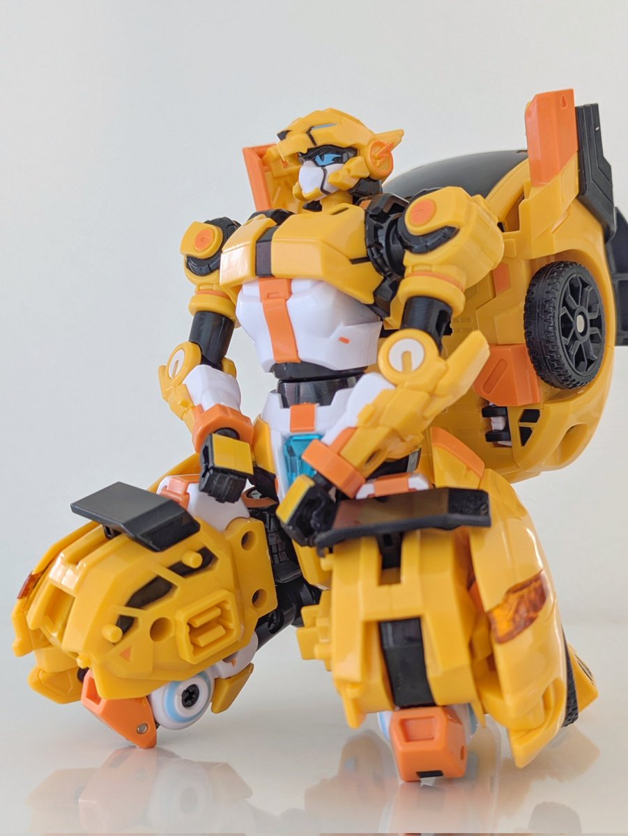 韓国トイ雑記 メタルカードボットW タキ 座りポーズは蹲踞(そんきょ)が