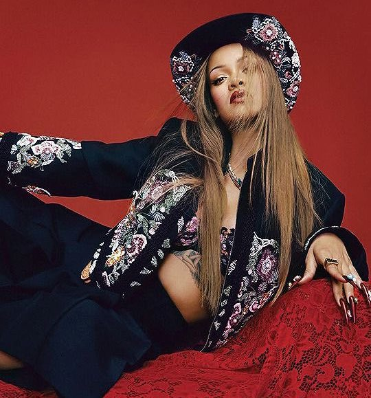ISSO NÃO É UM TESTE! Rihanna está em estúdio.