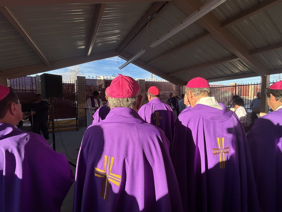 bpdflores's tweet photo. I think driving in an old school bus through El Paso is a great way for bishops to get around; en este caso rumbo a celebrar Misa con  laicos comprometidos y religiosas ayudando a la obra de Casa Anunciación. https://t.co/Al1uAsyLwx