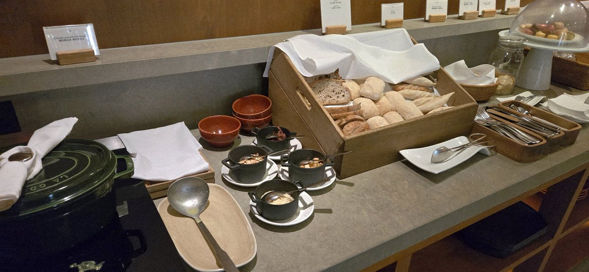 patstravelrevu's tweet image. #CathayPacific #ThePier #FirstClassLounge #HKGAirport limited buffet selection - they offer sit-down dining patstravelreviews.com #airlinelounge #airportlounge #airlineclub #Travel #LuxuryTravel #aviation #avgeek #Oneworld #Cathay #CX #HKG #HongKong #Airport #patstravelreviews