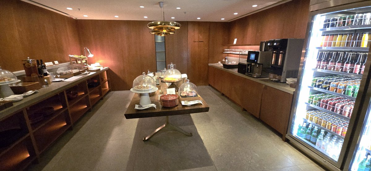 patstravelrevu's tweet image. #CathayPacific #ThePier #FirstClassLounge #HKGAirport limited buffet selection - they offer sit-down dining patstravelreviews.com #airlinelounge #airportlounge #airlineclub #Travel #LuxuryTravel #aviation #avgeek #Oneworld #Cathay #CX #HKG #HongKong #Airport #patstravelreviews