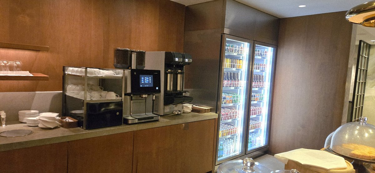 patstravelrevu's tweet image. #CathayPacific #ThePier #FirstClassLounge #HKGAirport limited buffet selection - they offer sit-down dining patstravelreviews.com #airlinelounge #airportlounge #airlineclub #Travel #LuxuryTravel #aviation #avgeek #Oneworld #Cathay #CX #HKG #HongKong #Airport #patstravelreviews