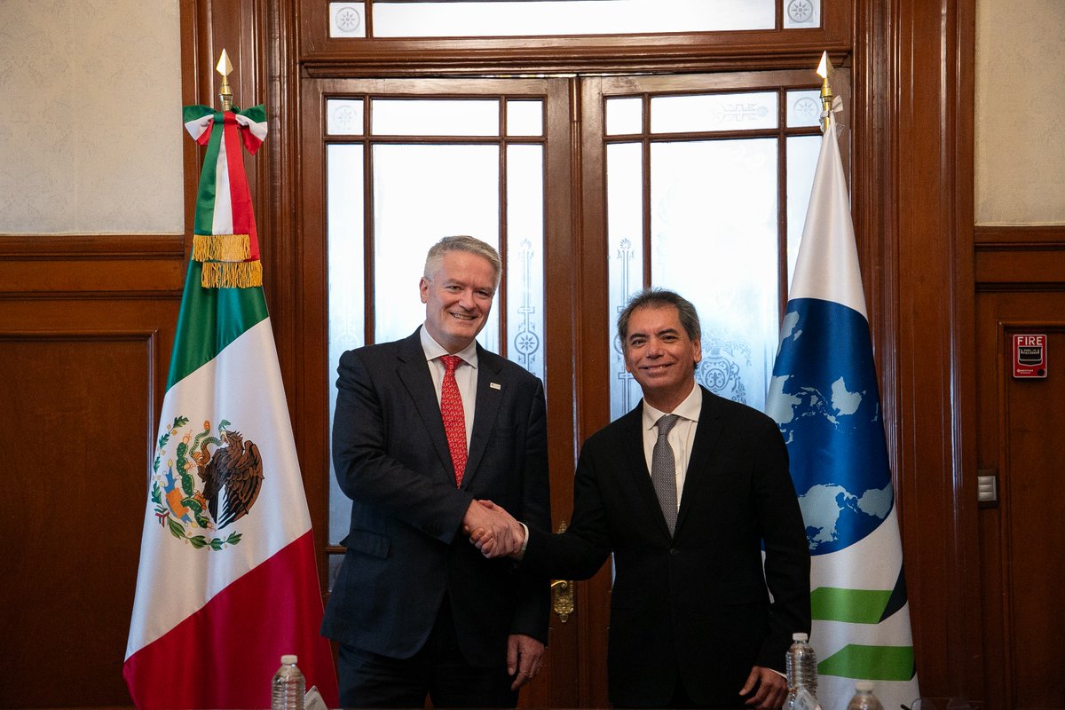 Hacienda_Mexico's tweet photo. El secretario de Hacienda, Édgar Amador, y el secretario General de la OCDE, Mathias Cormann, presentaron el Estudio Económico de México 2026, en el que se reconoce la estabilidad de la economía mexicana y la solidez del sistema financiero.

La OCDE destaca la agenda del #PlanMéxico para aumentar el valor agregado nacional, cerrar brechas de infraestructura y avanzar en la digitalización, a través del cual se fortalecerá la capacidad productiva y se impulsará el crecimiento.

El Estudio también reconoce avances significativos en la reducción de pobreza, resultado de las políticas implementadas por el Gobierno de México.