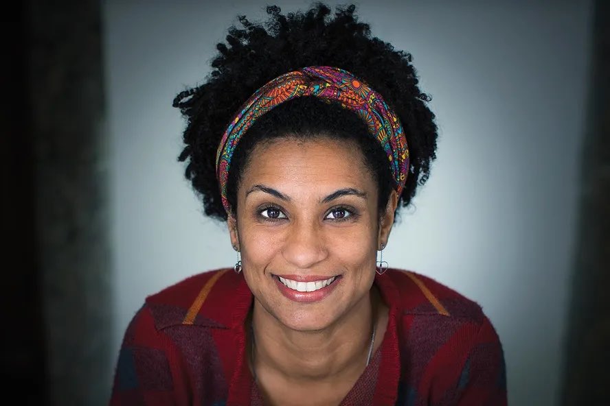 CataldoIglesias's tweet photo. Marielle, presente.

Tras años de dolor, lucha y búsqueda incansable de verdad, la justicia finalmente avanzó en el caso del asesinato de Marielle Franco. No devuelve la vida que fue arrebatada, pero rompe la impunidad y reafirma que la violencia política no puede naturalizarse.

Marielle fue mucho más que una víctima: fue una mujer negra, feminista, defensora de derechos humanos y una voz firme contra la desigualdad, el racismo y la violencia en los territorios. Intentaron silenciarla, pero su legado sigue organizando, inspirando y movilizando a miles.

Que haya condenas es un mensaje necesario: las ideas no se matan, la memoria no se borra y la democracia se fortalece cuando la justicia actúa.

Hoy recordamos su lucha y reafirmamos el compromiso con una región donde defender derechos no implique arriesgar la vida.
Porque cada paso contra la impunidad es también un paso a favor de la dignidad.

Marielle vive en cada voz que se levanta.
Marielle, presente.