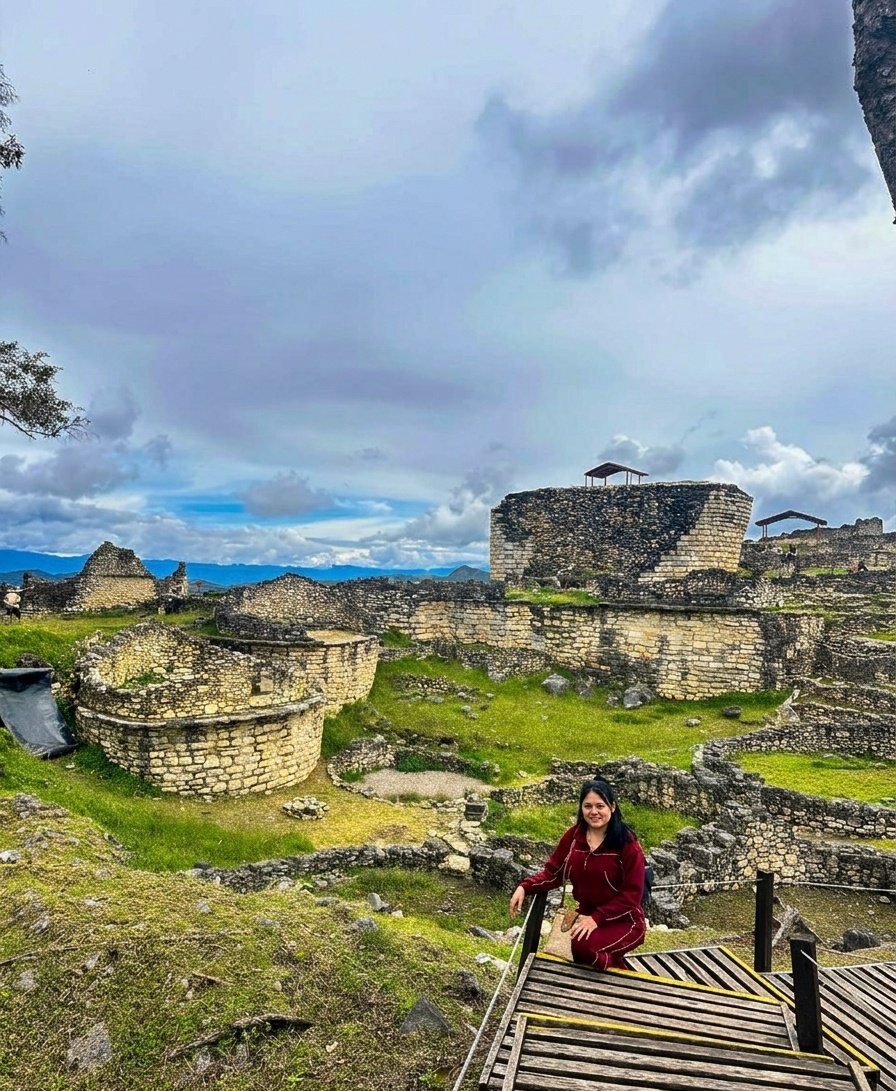 SumaZami's tweet photo. "Perdida en la majestuosidad de Kuélap. Caminar entre estas murallas milenarias es sentir la fuerza de la cultura Chachapoyas bajo los pies. ¡Mi Perú nunca deja de sorprenderme! https://t.co/3467FAWqjw