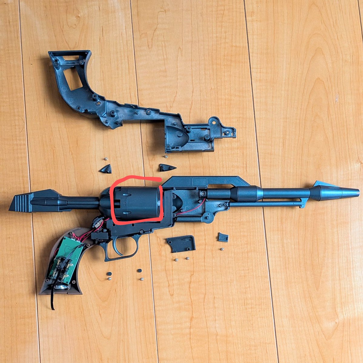 ands_hobby's tweet photo. コスモドラグーン備忘録⑦
そうすると、シリンダーが外れます
このシリンダー、銃を持つとわかりますがスカスカです
なので重りで肉詰めをしようと思います
#銀河鉄道999 #アルカディア号 #アシェット #コスモドラグーン #CosmoDragoon https://t.co/tSrmsHdTmu