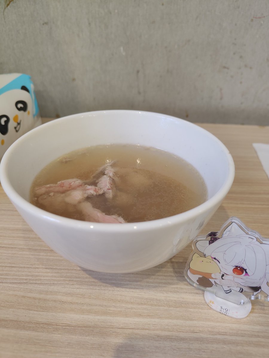 前幾天休假去台南玩！
早餐當然是要喝牛肉湯啦！ᐕ)ﾉ
我是很喜歡喝湯的人，拉麵能吃的下就會喝完(重點還吃的下
這家的湯真的好喝呀꒰ ´꒳`꒱💕
肉是用溫體牛，超好ㄘ！！
價錢小貴但對天龍人來說蠻剛好的(x
因為小鳥胃 早餐一碗牛肉湯| ω ･ )嘻

地點：國華牛肉湯
#一淇吃飯