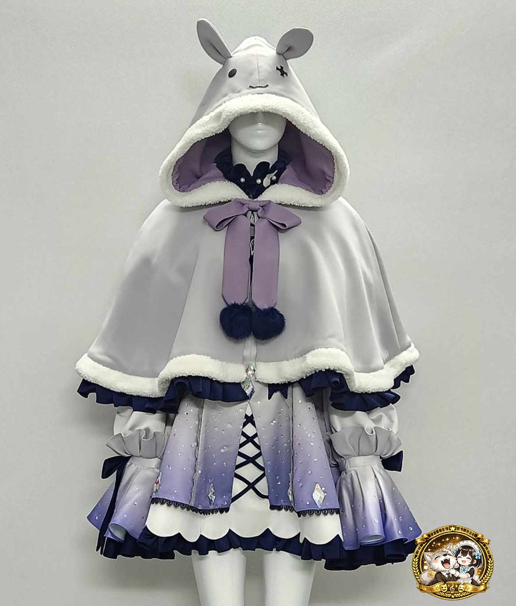 neolargeX's tweet photo. にじさんじ 夜見れな 冬服ポンチョ衣装。

フードに全部持っていかれがちですが。
実はこの衣装、
中身も相当かわいいです。

オフショルダーのフリル段差。
首元の立ち上がり。
中央の編み上げライン。

ポンチョが主役に見えて、
下のドレスもちゃんと主役。

フードに隠れる。
でも、動けば見える。
写真によっては全部見える。

だから、全部作る。

隠れていても手は抜きません。

#にじさんじ #夜見れな #コスプレ
#コスプレ衣装 #衣装制作 #nijisanji #YorumiRena
