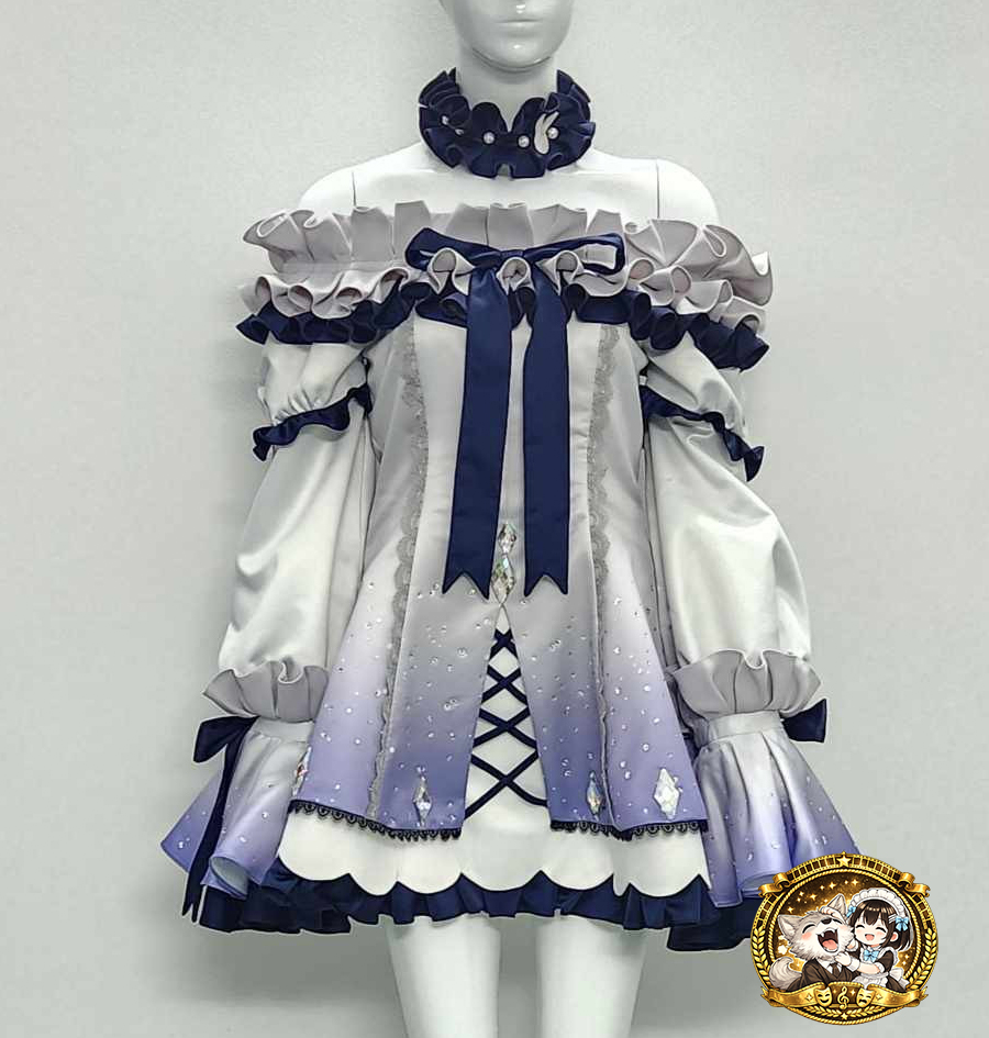 neolargeX's tweet photo. にじさんじ 夜見れな 冬服ポンチョ衣装。

フードに全部持っていかれがちですが。
実はこの衣装、
中身も相当かわいいです。

オフショルダーのフリル段差。
首元の立ち上がり。
中央の編み上げライン。

ポンチョが主役に見えて、
下のドレスもちゃんと主役。

フードに隠れる。
でも、動けば見える。
写真によっては全部見える。

だから、全部作る。

隠れていても手は抜きません。

#にじさんじ #夜見れな #コスプレ
#コスプレ衣装 #衣装制作 #nijisanji #YorumiRena