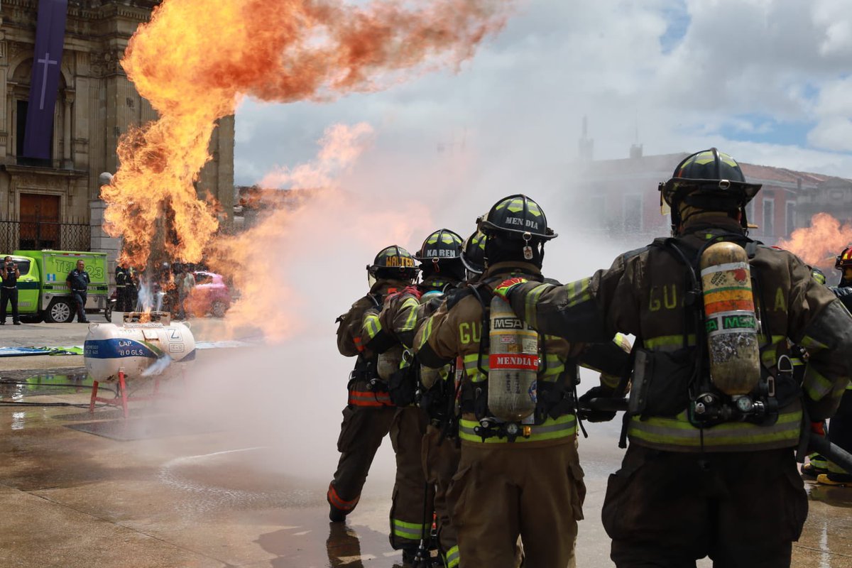 Vea pues señor Rony Mendoza.
Los bomberos somos los que levantamos a los pasajeros muertos.

No hay nada que discutir.

Los reducidores de velocidad, van porque va.

No es nuestra tarea seguir atendiendo tragedias viales, somos bomberos. 
Dar RT, si están de acuerdo.