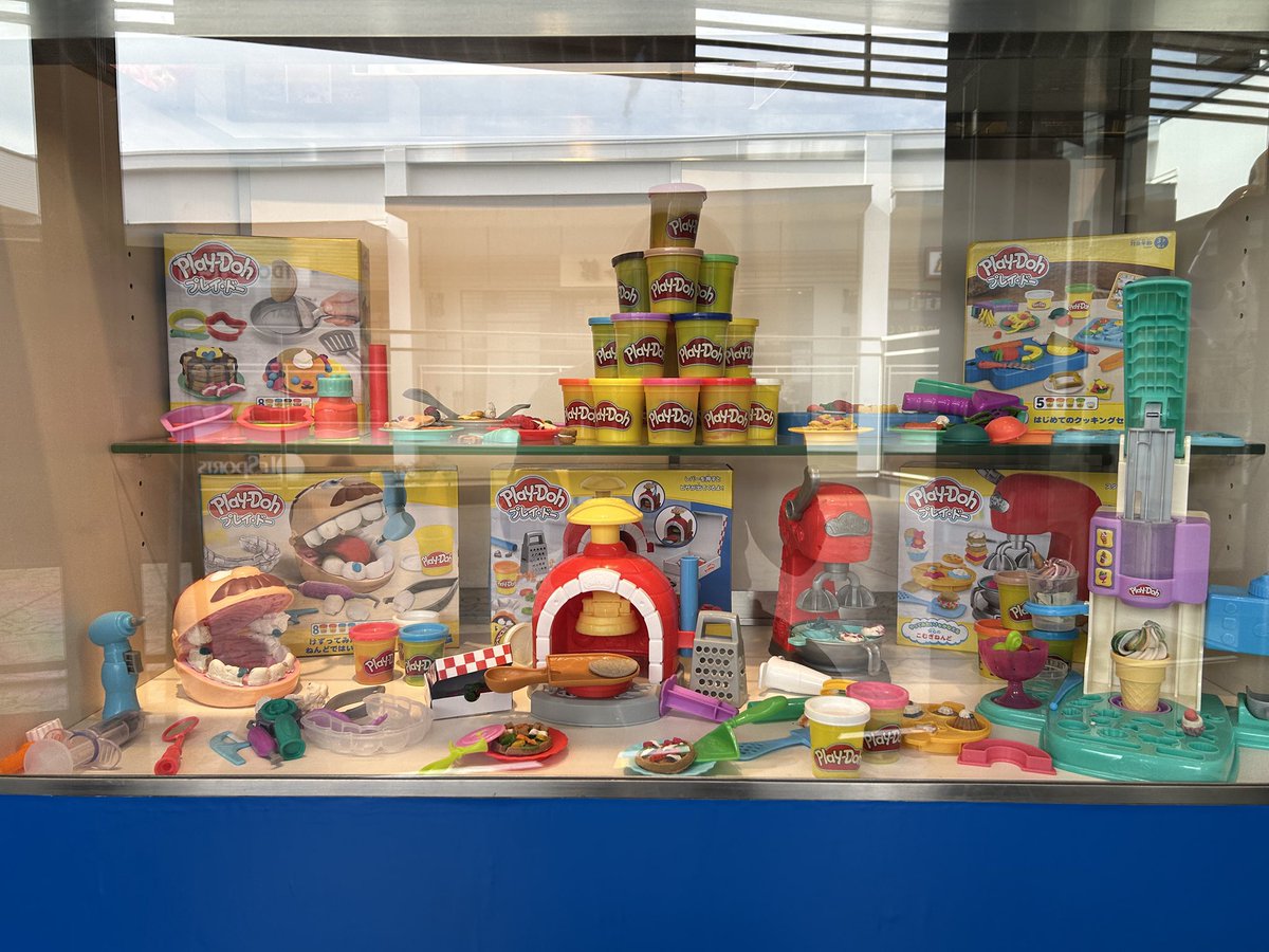 Hasbro_Store_JP's tweet image. 【#三井アウトレットパーク入間 店】

ハズブロストアのPlay-Dohコーナーのご紹介🌈✨
安心の小麦ねんどで、アイス屋さんや歯医者さんごっこが楽しめちゃう🍦🦷
色の組み合わせは無限大でワクワクが止まらない🎨💖
自分だけの作品を作ってみてね✨

今は入間店限定セール中💨

#HasbroStore
#PlayDoh