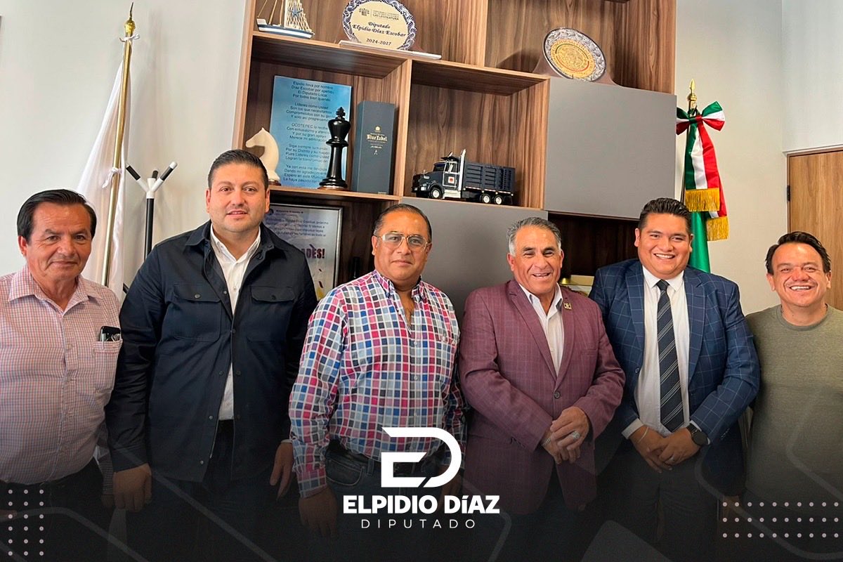 Sostuve un encuentro 🤝🏻 con los líderes transportistas Israel Flores Pérez, Joaquín Ramírez Hernández y Salvador Rodríguez.

Intercambiamos puntos de vista sobre los retos del sector 🚍🚛 y la importancia de seguir fortaleciendo la movilidad en beneficio de las y los poblanos.