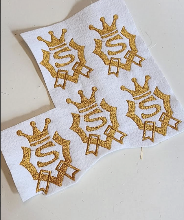 iskendaris's tweet photo. A little late but this is the results of my Tokyo Babylon project!! Sumeragi Subaru's handkerchief from vol 4, 'Save' case is originally hand-drawn by CLAMP, each crest is approximately 53,000++ stitches! 🎉🎉🎉

#昴流 #東京BABYLON #x1999 #tokyobabylon #皇昴流星誕祭 https://t.co/YrfrlB5RiK
