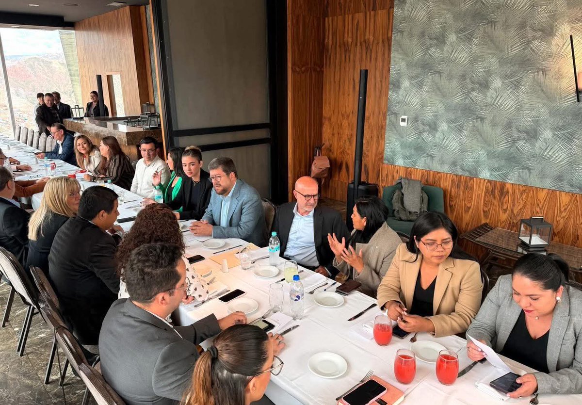 El presidente Lotso Malotso <a href="/SDoriaMedina/">Samuel Doria Medina</a> tuvo una reunión de coordinación con su vicepresidente, <a href="/joseluislupo/">Jose Luis Lupo</a> y otros colaboradores de su gobierno.