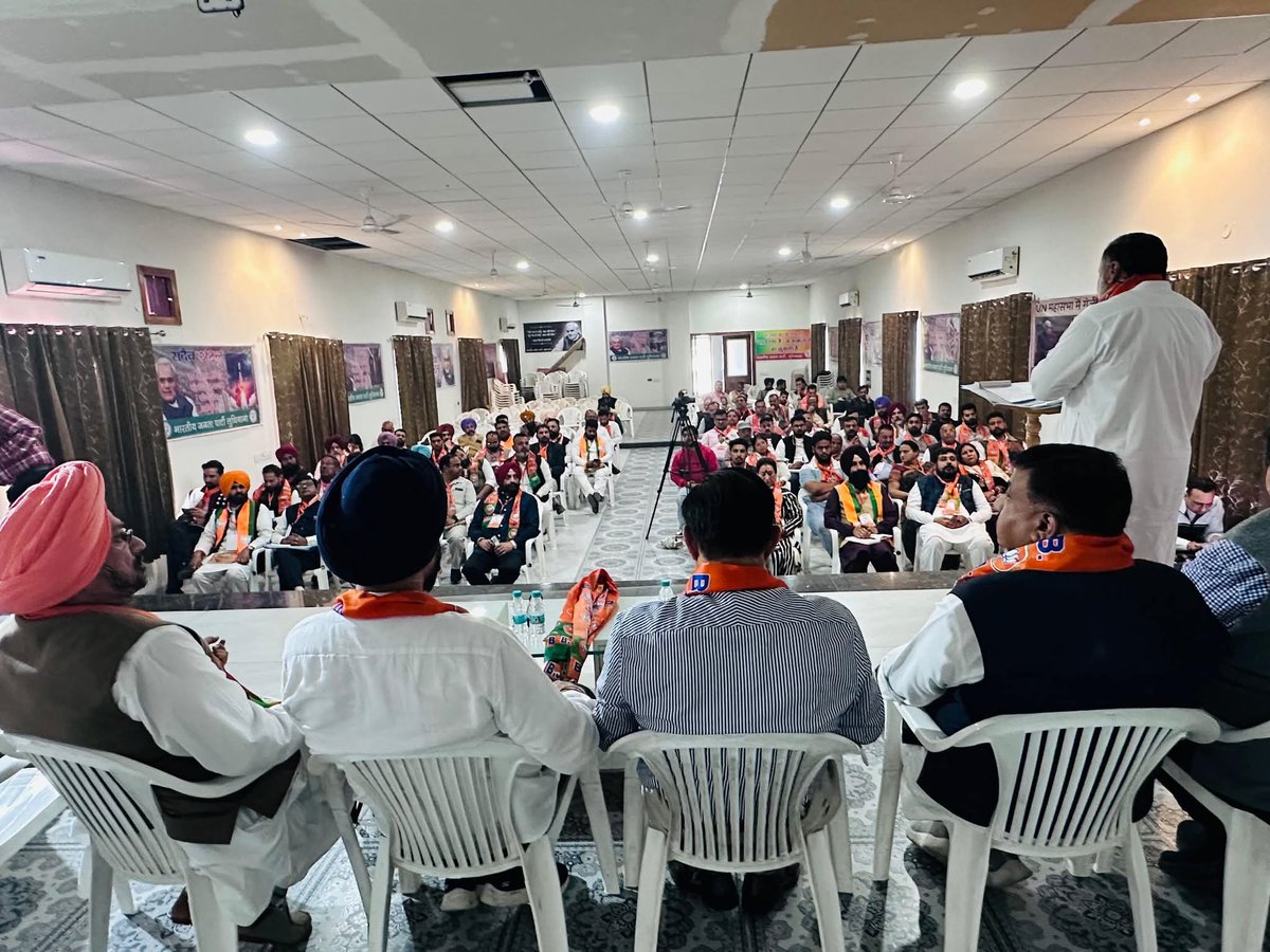 ਲੁਧਿਆਣਾ ਵਿਖੇ ਜ਼ੋਨਲ ਪੱਧਰ ਦੀ ਅਹਿਮ ਮੀਟਿੰਗ ਦਾ ਆਯੋਜਨ ਕੀਤਾ ਗਿਆ, ਜਿਸ ਵਿੱਚ “ਪੰਡਿਤ ਦੀਨ ਦਿਆਲ ਉਪਾਧਿਆਇ ਸਿਖਲਾਈ ਮਹਾਂ ਅਭਿਆਨ 2026” ਸੰਬੰਧੀ ਚਰਚਾ ਕੀਤੀ ਗਈ। ਇਸ ਮੌਕੇ ਪੰਜਾਬ ਦੇ ਸਹਿ ਪ੍ਰਭਾਰੀ ਡਾ.ਨਰਿੰਦਰ ਰੈਣਾ ਜੀ, ਸੰਗਠਨ ਮੰਤਰੀ ਸ਼੍ਰੀ ਮੰਥਰੀਸ੍ਰੀਨਿਵਾਸੁਲੂ ਜੀ,ਸ.ਮਨਜੀਤ ਸਿੰਘ ਰਾਏ  ਪ੍ਰਮੁੱਖ ਤੇ ਹੋਰ 
 ਕਾਰਜਕਰਤਾ ਹਾਜ਼ਰ ਹੈ।