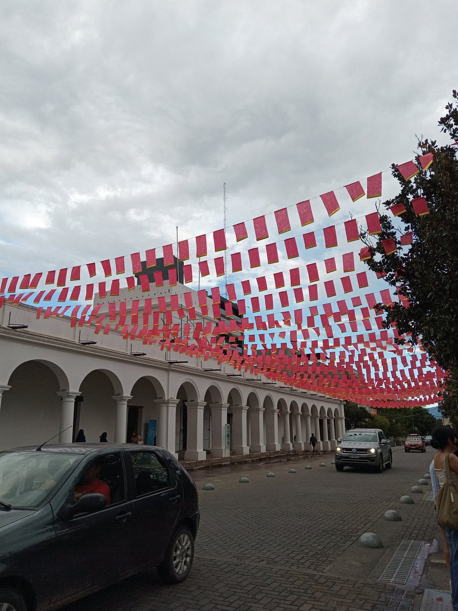 En San Salvador de Jujuy el gobierno radical empapeló los alrededores de la plaza principal por ¿el año nuevo chino? 🤌🏻🤌🏻🤌🏻
Que tendrá que ver con la cultura jujeña ¿no?
Yo sé que son amiguitos de los chinos (o les deben favores), pero se nota mucho muchachos..
