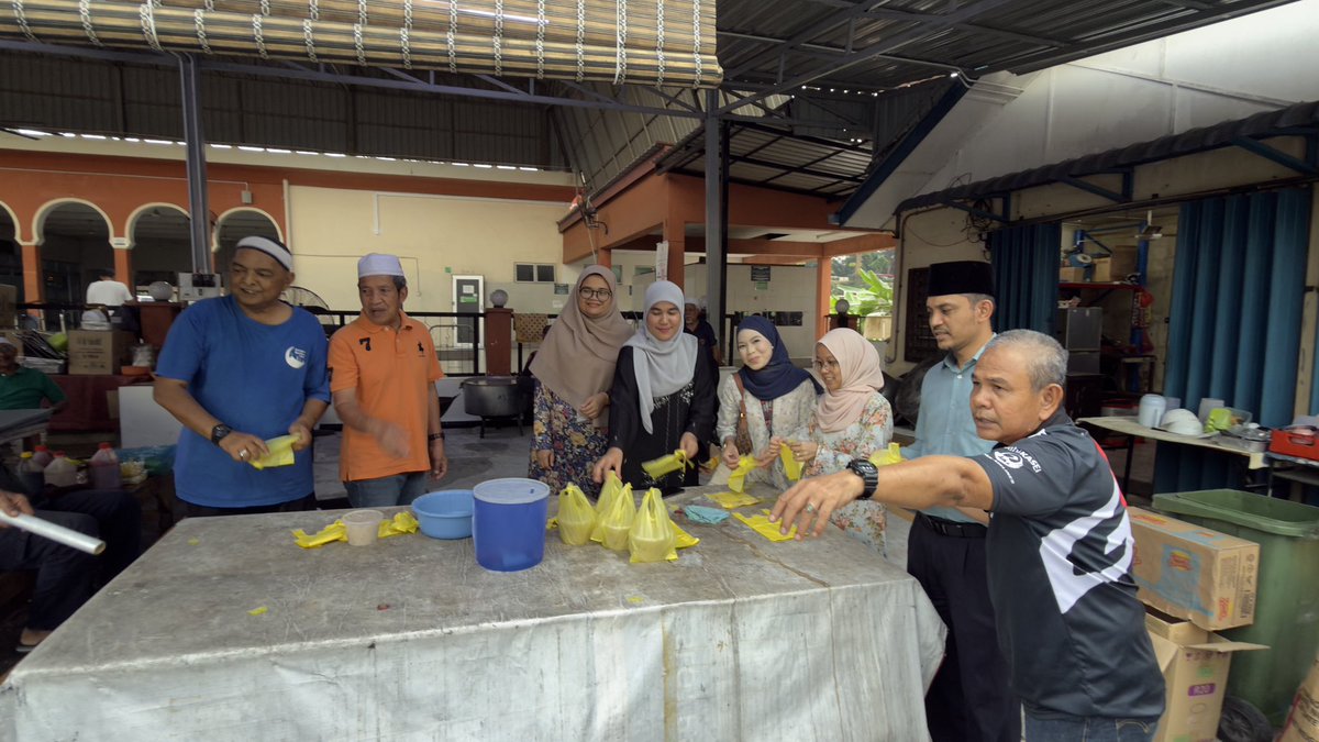 LGC_MSU's tweet photo. It was a joy to connect with the local community and share the blessings of the Ramadan season by giving out bubur lambuk at Masjid Jamek Raja Tun Uda, Seksyen 16.

#Ramadan2026 #MSU #LGCMSU #SDG2 #SDG3 https://t.co/SlvzMNiThv