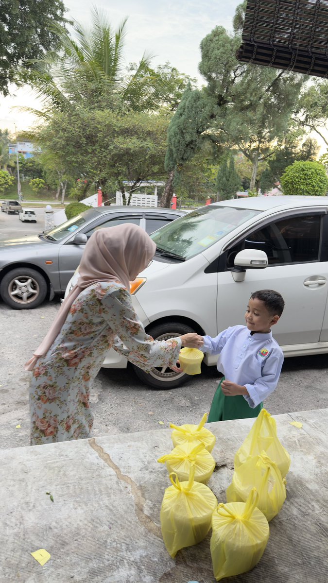 LGC_MSU's tweet photo. It was a joy to connect with the local community and share the blessings of the Ramadan season by giving out bubur lambuk at Masjid Jamek Raja Tun Uda, Seksyen 16.

#Ramadan2026 #MSU #LGCMSU #SDG2 #SDG3 https://t.co/SlvzMNiThv