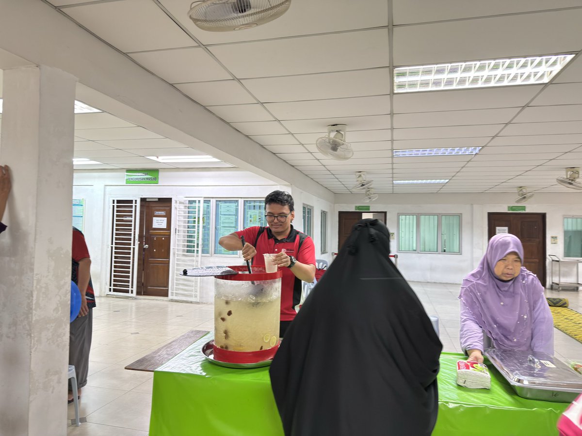 LGC_MSU's tweet photo. It was a joy to connect with the local community and share the blessings of the Ramadan season by giving out bubur lambuk at Masjid Jamek Raja Tun Uda, Seksyen 16.

#Ramadan2026 #MSU #LGCMSU #SDG2 #SDG3 https://t.co/SlvzMNiThv