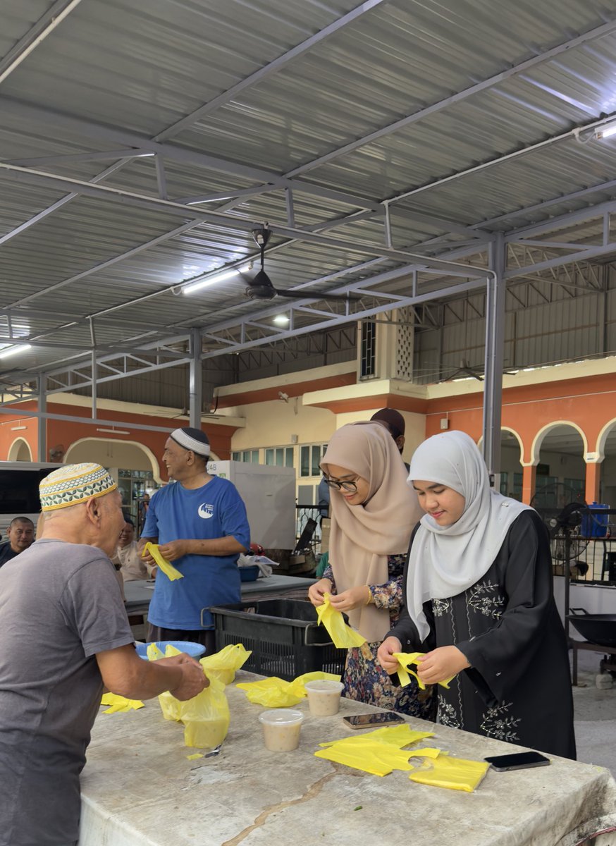 LGC_MSU's tweet photo. It was a joy to connect with the local community and share the blessings of the Ramadan season by giving out bubur lambuk at Masjid Jamek Raja Tun Uda, Seksyen 16.

#Ramadan2026 #MSU #LGCMSU #SDG2 #SDG3 https://t.co/SlvzMNiThv