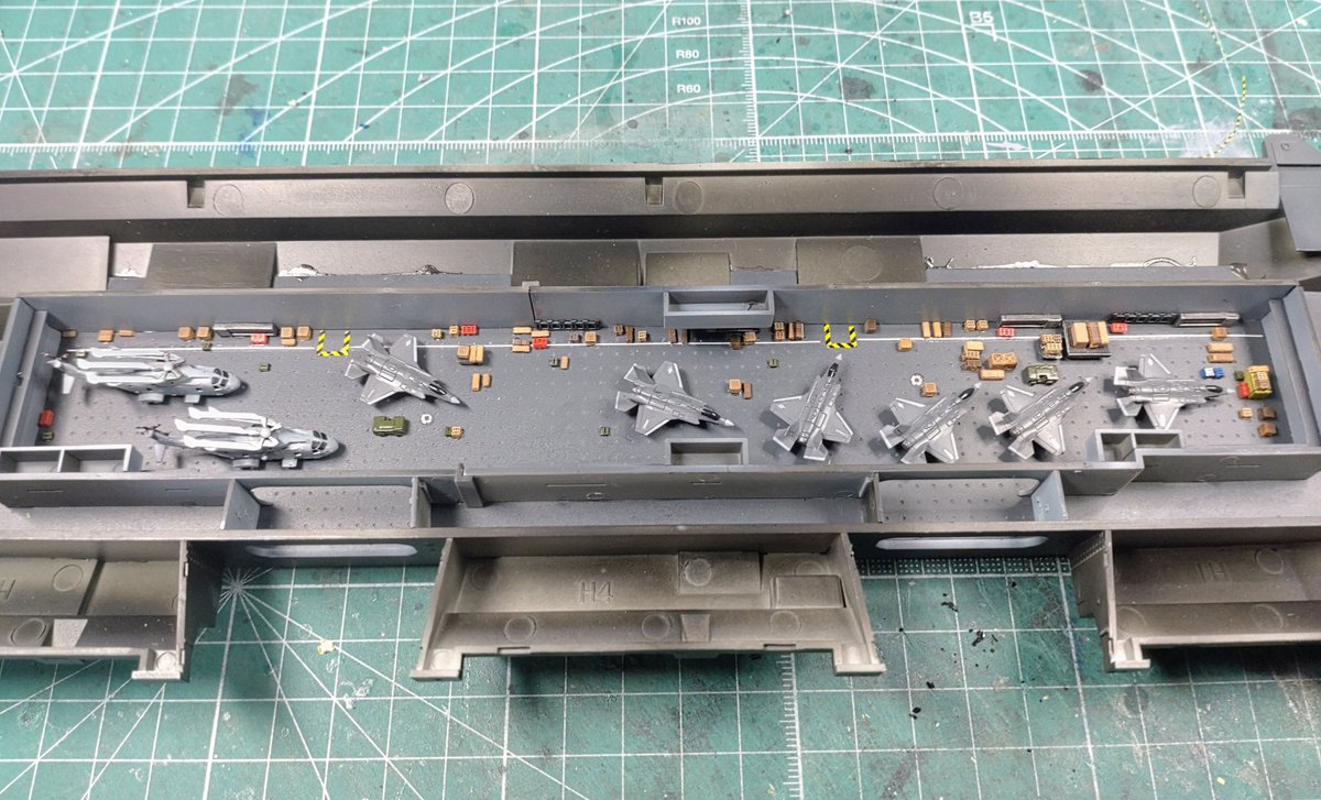 トランペッター製1/700イギリス海軍航空母艦クイーンエリザベス。完成するとほとんど見えない格納庫内部。キリがないので大体こんなもので終わりとします☺️