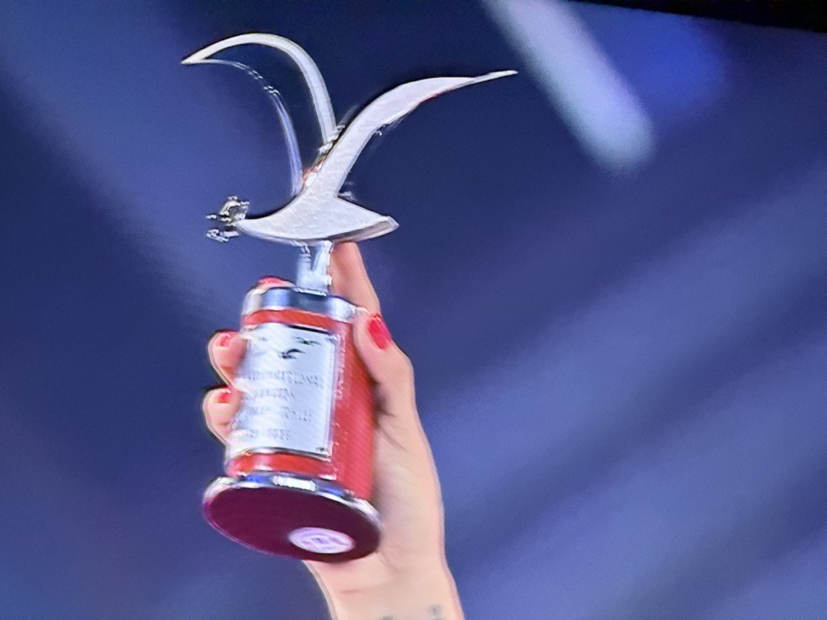 Mon Laferte recibe Gaviota de Plata en #Vina2026 #VinaDelMar26