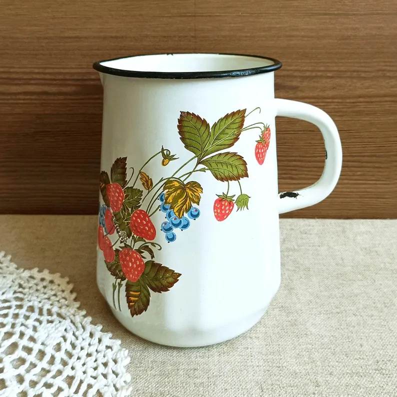 GoodVintageArt1's tweet photo. 80s Floral enamel pitcher🌿🌷 Vintage white metal jug Strawberry &amp; Blueberry pattern Old enamelware Farmhouse Kitchen Decor Country vase #enamel #pitcher #metaljug #jug #enamelware #Farmhouse #KitchenDecor #Country #vase #Strawberry #Blueberry

https://t.co/0lQjbvbv4b https://t.co/jMOOSbXDsr