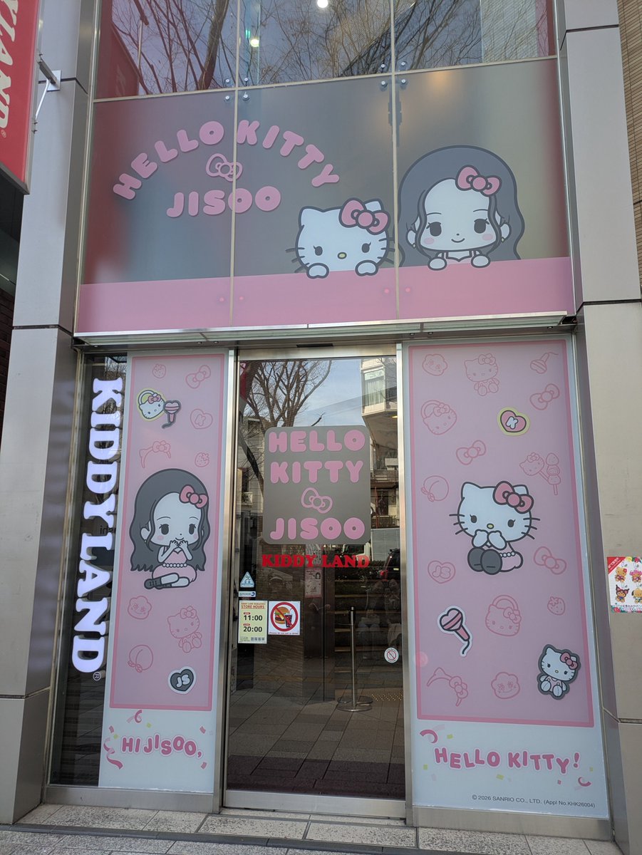 h_kiddyland's tweet photo. ＼本日2/27(金)より／

『HELLO KITTY🎀JISOO』コラボ商品の販売がスタート！

関連商品を税込5,500円以上お買い上げで「BIGステッカー」を1枚プレゼント💗
可愛いアイテムが盛りだくさんです✨

ぜひチェックしてください！ https://t.co/23ASzA1lBc