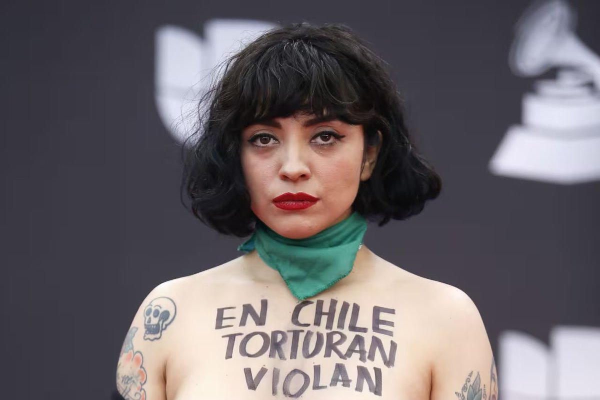 ⭕️ Por qué la derecha detesta tanto a Mon Laferte... Porque se puso del lado de los perseguidos y masacrados en la Revuelta Popular.
✅ Alzó la voz por las víctimas y exigió justicia.
✅ Denunció la violencia estatal y la injusticia neoliberal.
#MonLaferte
#Vina2026