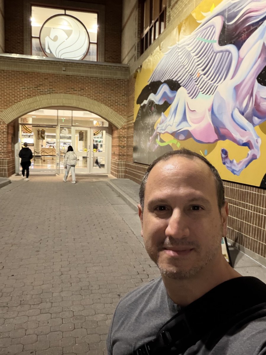 Jebailey's tweet photo. Spoke at my college’s quarterly Geek Knight this is where I started playing CvS2. They had like 400 gamers hanging out which was super cool to see. Then I got to body their local FGC crew https://t.co/SlUDqSe7ed