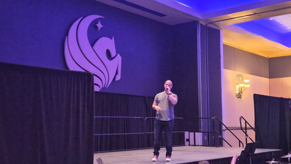 Jebailey's tweet photo. Spoke at my college’s quarterly Geek Knight this is where I started playing CvS2. They had like 400 gamers hanging out which was super cool to see. Then I got to body their local FGC crew https://t.co/SlUDqSe7ed