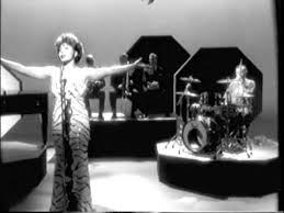 ApagaLaTele's tweet photo. y TENEMOS que recordar la increíble performance de la Dame Shirley Bassey junto a Propellerheads en "History repeating" https://t.co/6PWFoDZ7fS