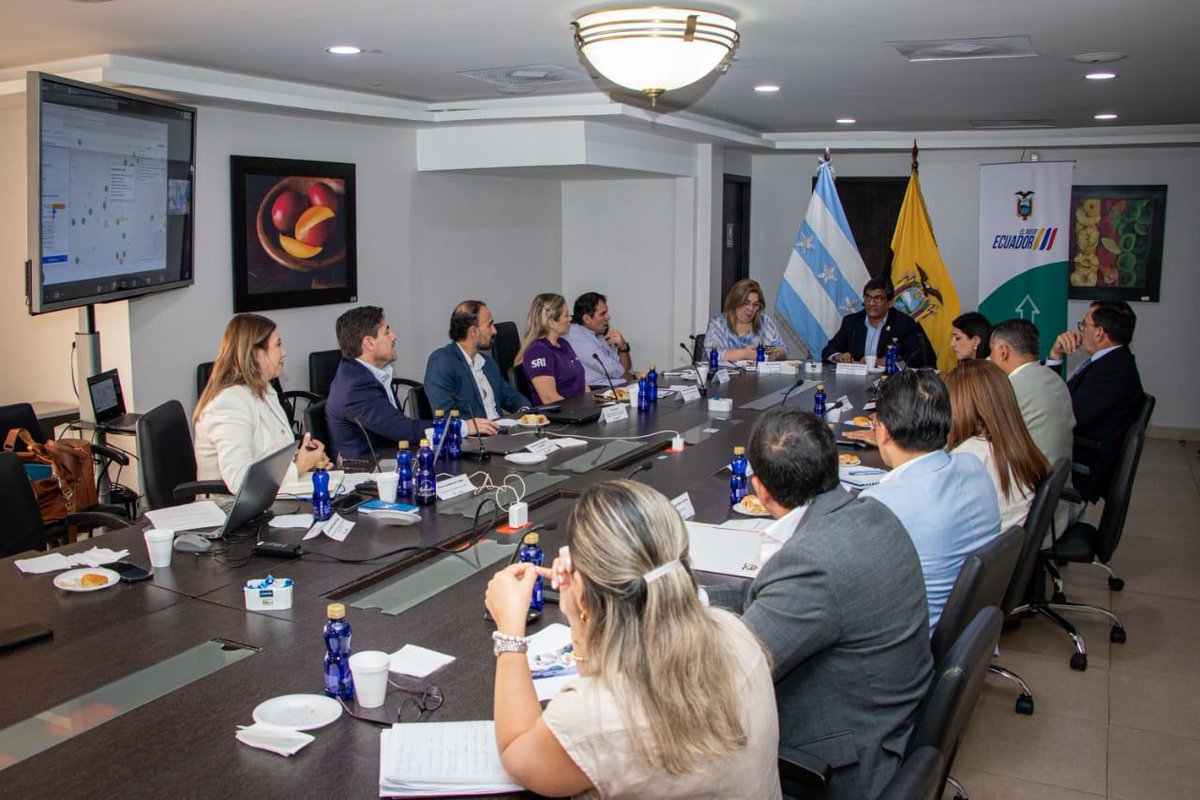 SRIoficialEc's tweet photo. En este espacio, el SRI reafirmó su compromiso de trabajar de la mano con el sector productivo, proporcionando información clara, oportuna y confiable que permita a los actores económicos tomar las mejores decisiones para sus negocios y para el país.

#ElNuevoEcuador🇪🇨 https://t.co/w37qNBH5lV