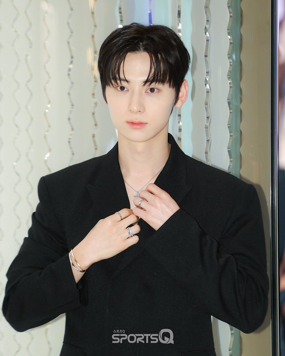 [#포토Q] 260227 ‘황민현’ 그라프 포토콜

📌sportsq.co.kr/news/articleVi…

#황민현 #HwangMinhyun
#GRAFF #그라프