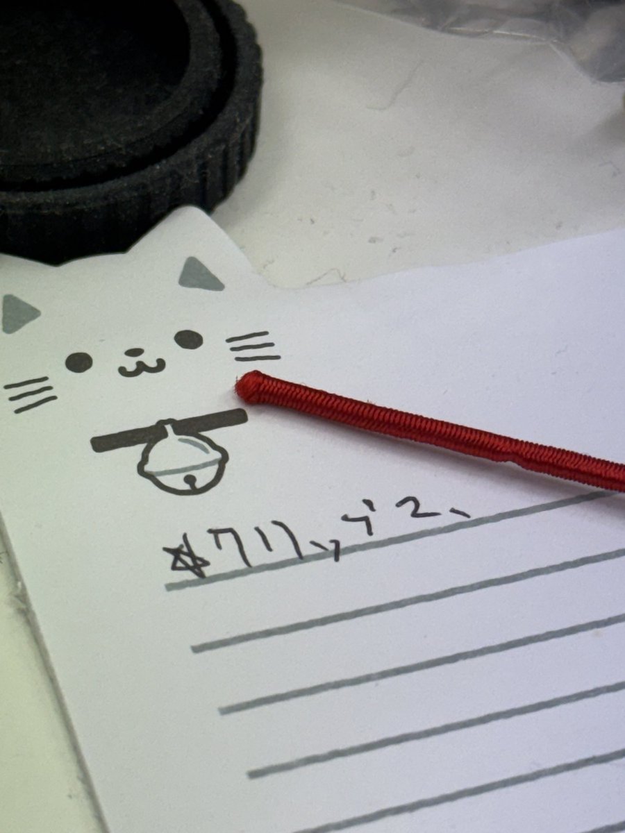 urapuritto's tweet photo. それはそうと、
昨日の赤い糸が繋がってる先が判明しました。とりあえず心配なのはクリップ2つを買ったかどうかです。 https://t.co/NzA8xtVr35