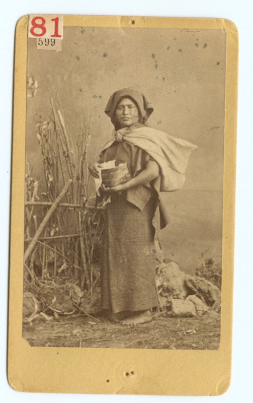 humbertovill68's tweet photo. Son fragmentos de historia que nos recuerdan que, detrás de cada mercado y cada alimento, siempre han estado ellas: las verdaderas guardianas de la vida cotidiana.
#HistoriaDeMéxico #CrucesYCampa #MujeresDeMéxico #FotografíaHistórica #MemoriaVisual https://t.co/ACStrLv0Py
