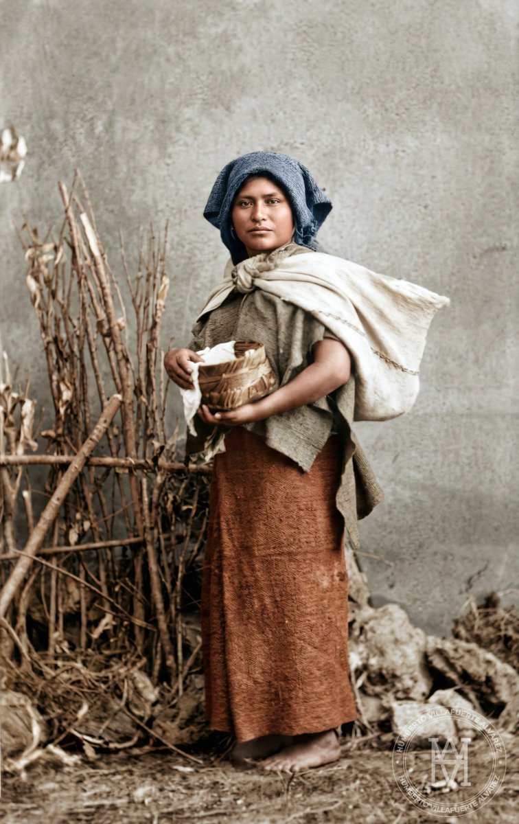 humbertovill68's tweet photo. Son fragmentos de historia que nos recuerdan que, detrás de cada mercado y cada alimento, siempre han estado ellas: las verdaderas guardianas de la vida cotidiana.
#HistoriaDeMéxico #CrucesYCampa #MujeresDeMéxico #FotografíaHistórica #MemoriaVisual https://t.co/ACStrLv0Py