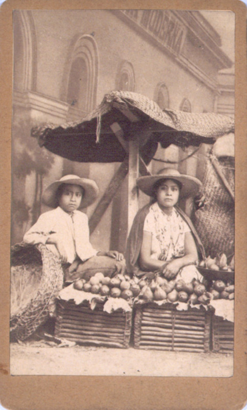 humbertovill68's tweet photo. Son fragmentos de historia que nos recuerdan que, detrás de cada mercado y cada alimento, siempre han estado ellas: las verdaderas guardianas de la vida cotidiana.
#HistoriaDeMéxico #CrucesYCampa #MujeresDeMéxico #FotografíaHistórica #MemoriaVisual https://t.co/ACStrLv0Py
