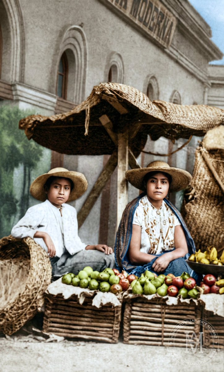 humbertovill68's tweet photo. Son fragmentos de historia que nos recuerdan que, detrás de cada mercado y cada alimento, siempre han estado ellas: las verdaderas guardianas de la vida cotidiana.
#HistoriaDeMéxico #CrucesYCampa #MujeresDeMéxico #FotografíaHistórica #MemoriaVisual https://t.co/ACStrLv0Py