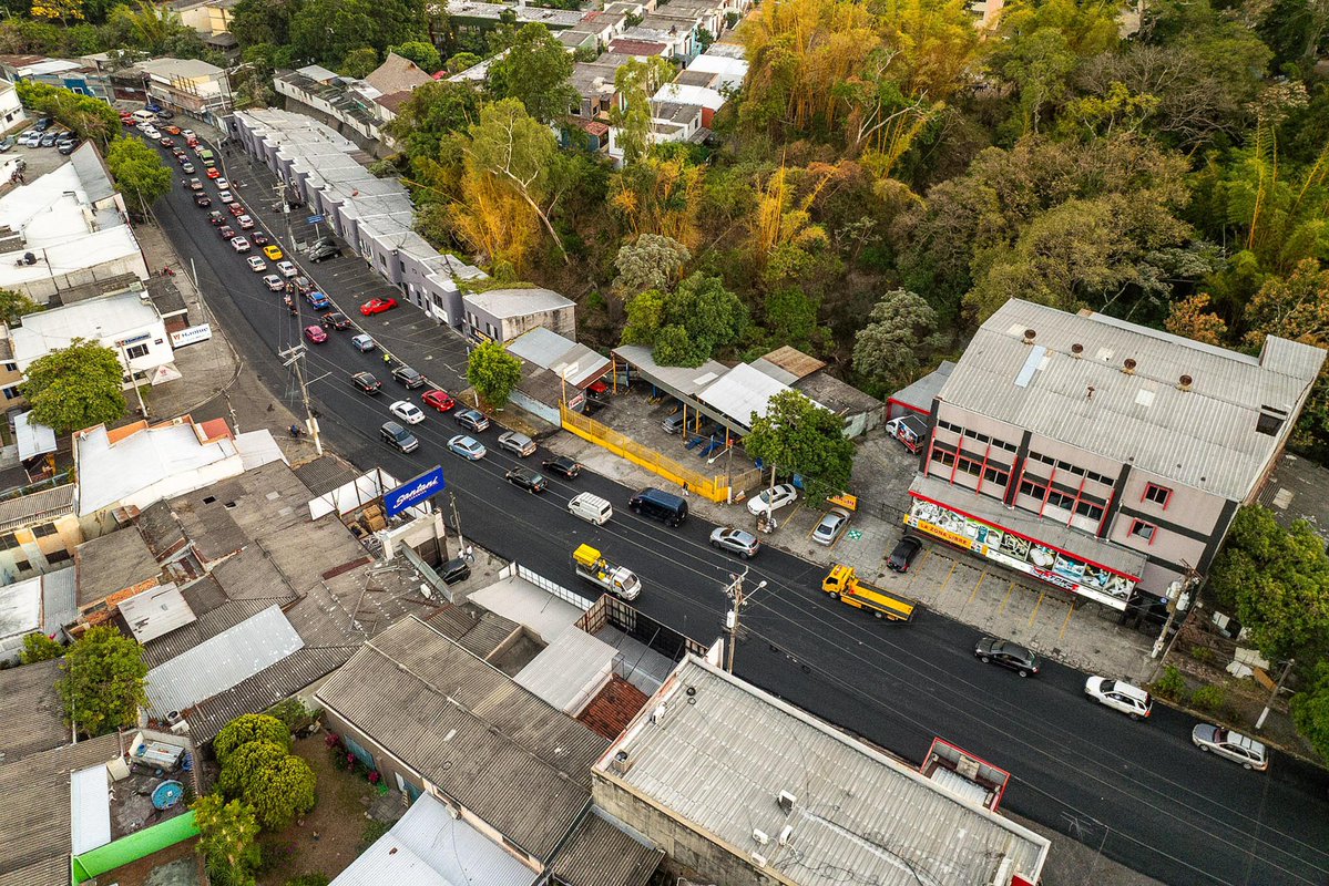 Nuestros equipos ejecutan de manera permanente labores de mejoramiento y mantenimiento vial en distintos puntos del territorio nacional, con el objetivo de mantener la red vial en óptimas condiciones. 

📍 Prolongación Juan Pablo II, San Salvador.