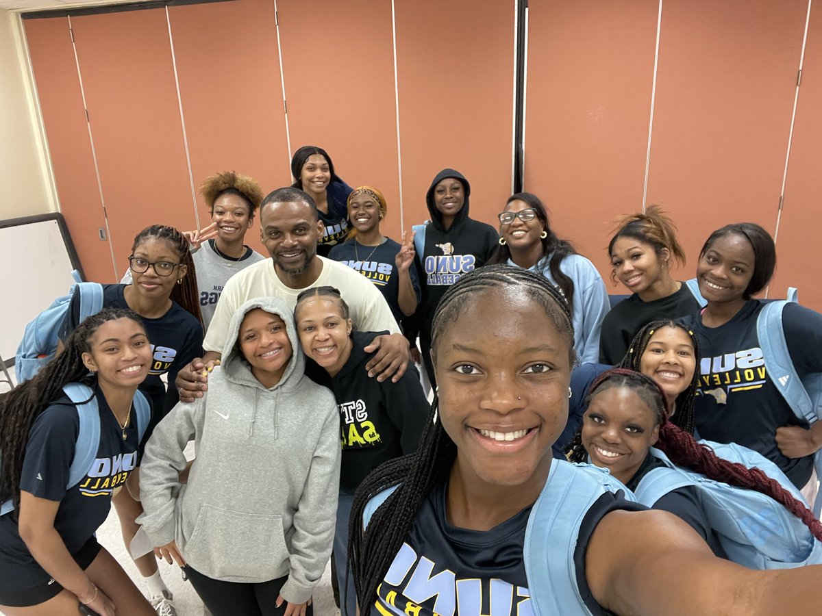 MaizeWarrenJr's tweet photo. Another great campus bible study with Coach Z & the lady nights. There's nothing like seeing young people on fire for God. ๐ฉต๐
#knightswatch #ladynights
@TanethiaWarren https://t.co/hPVYHuCNH0