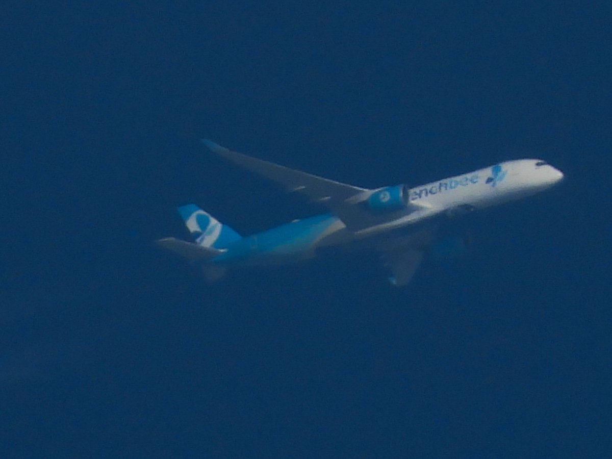 DAviation17's tweet photo. Heres a shot of @FrenchBee Airbus A350-941 (F-HREV) from (PPT) 🇵🇫 To (SFO) 🇺🇸 seen here over Wolverhampton West Midlands UK but going the wrong way on 16/12/25. #frenchbee #AirbusA350 #A359 #Airbus #Aviation #Avgeeks #avgeek #planespotting https://t.co/ldEaBrXiii