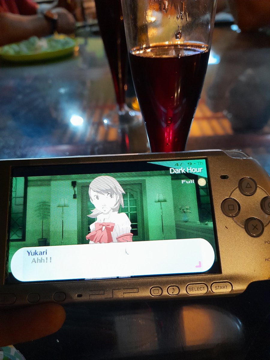 Un vinito y jugando 🍷🎮
#Persona3