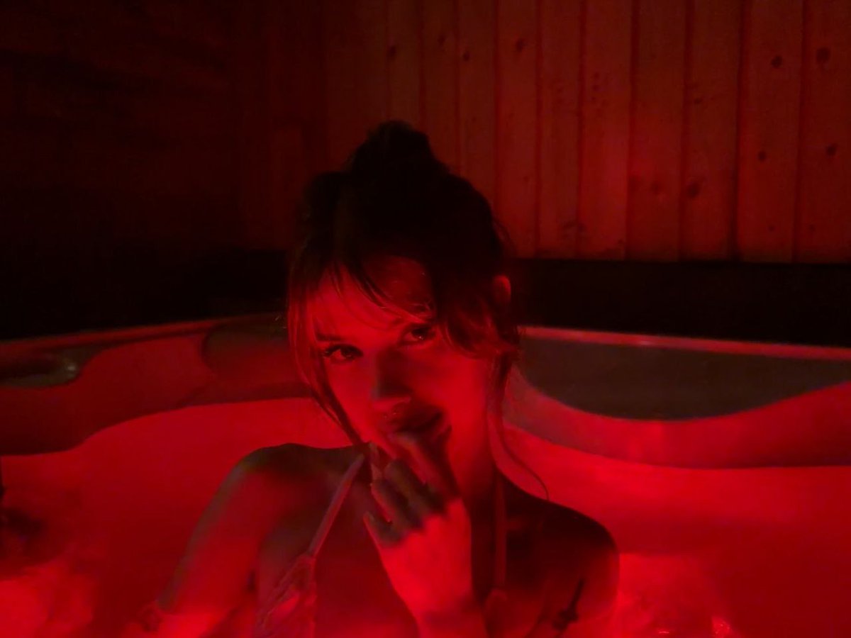 playwithannaa's tweet photo. i just wanna let you know that this tub dont got anything on how wet i get for you https://t.co/2SKOJyWVh8