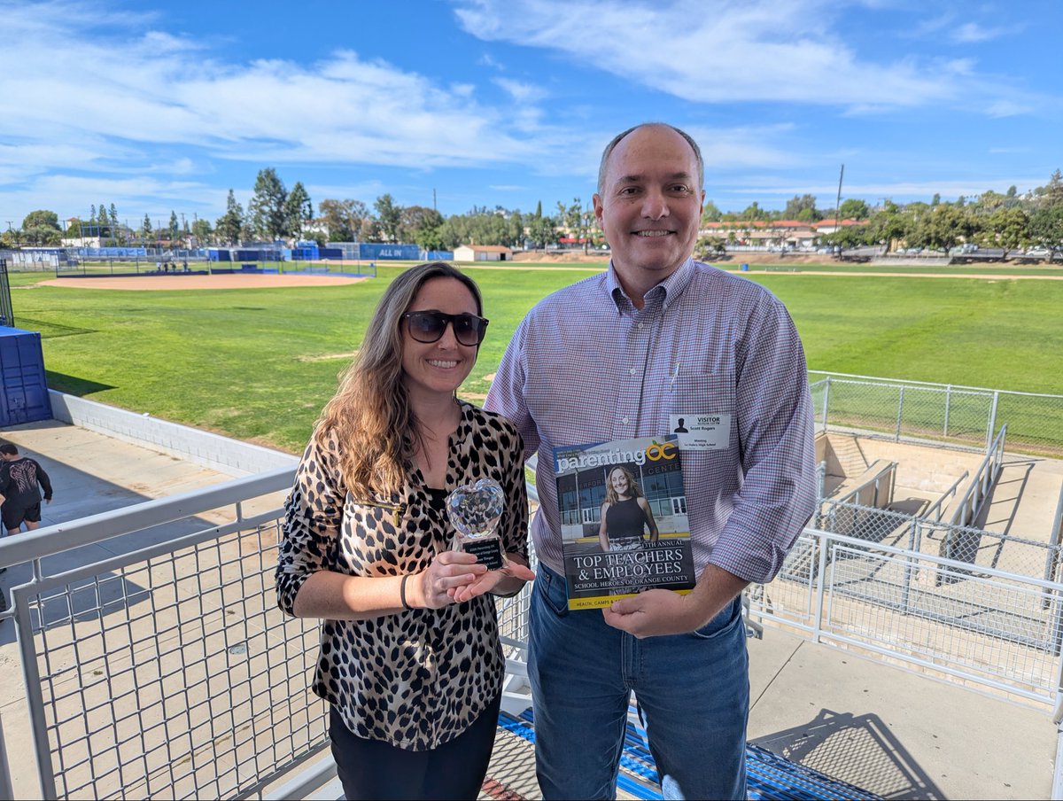ParentingOCmag's tweet image. Parenting OC 2026 Top Teacher winner Lauren Vargas, of La Habra High School, receives her trophy from our Publisher Scott Rogers. Congratulations Lauren!
#parentingoc #schoolheroes #topteacher #lahabrahighschool #englishteacher