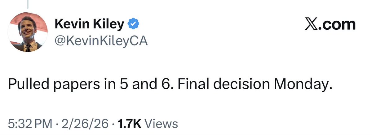 paulmitche11's tweet photo. Plot Twist! @KevinKileyCA now says he’s giving the 🌹 to #CA5 but still sending DMs to #CA6. Best finale ever! https://t.co/k3S70oidYI