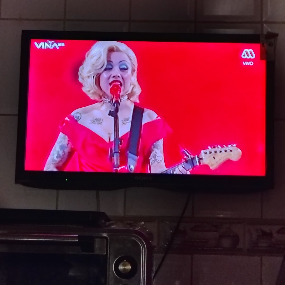 diceeltuit's tweet photo. Levita la Quinta Vergara con Mon Laferte y uno en la cocina envuelto con las letras de amor, desencanto, deseo y fábula que traspasan la pantalla. Un astro la viñamarina encarnando su propia lírica sobre el escenario https://t.co/NlpgCrmbzW